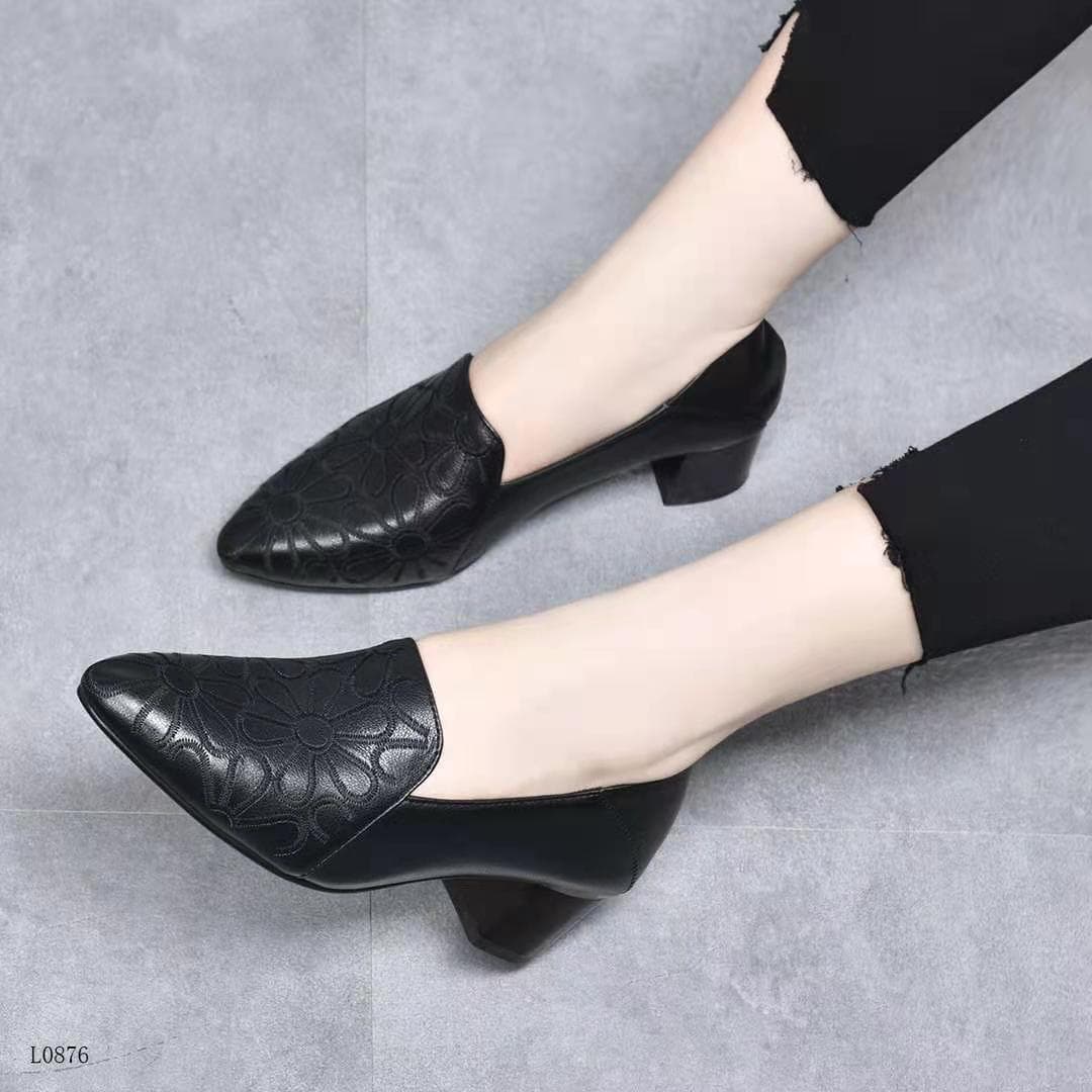Soft leather with embroidered shoes,pointed shoes, fashionable and versatile shoes and work shoes. 37 black