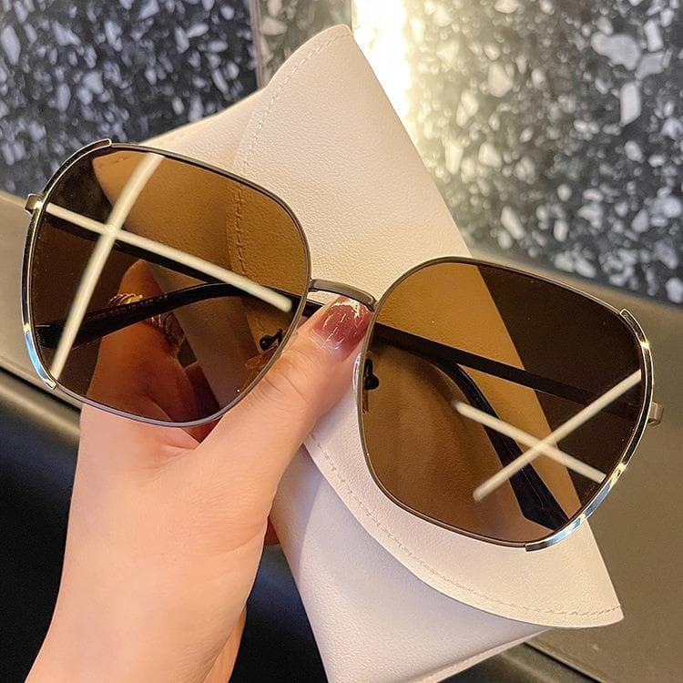 Retro Oval Sunglasses for Women Men Trendy Round Metal Shades UV400 Protection Anti Glare Eyewear 1PC