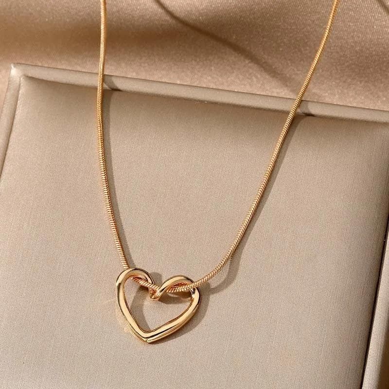New Simple Hollow Love Heart Pendant Necklace for Women Fashion Creative Geometric Clavicle Chain Necklaces Party Jewelry Gift gold