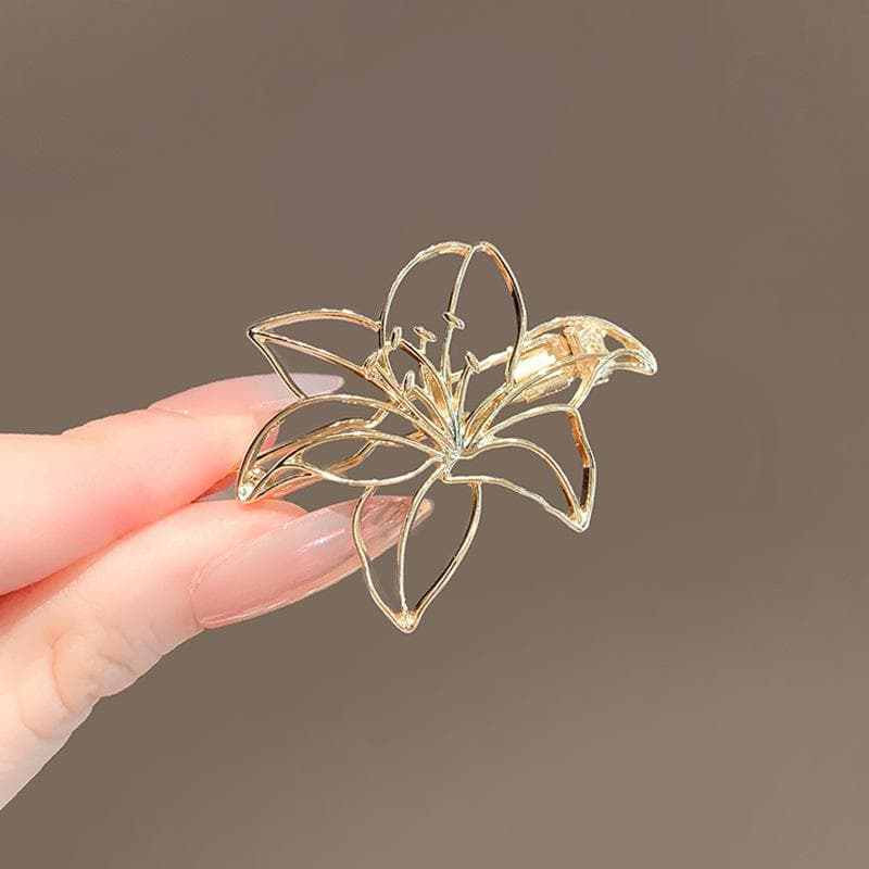Simple Hollowed-out Floral Brooch for Women High-end Fashion and Elegance It Is A Brooch Accessory for Suit Shirts gold