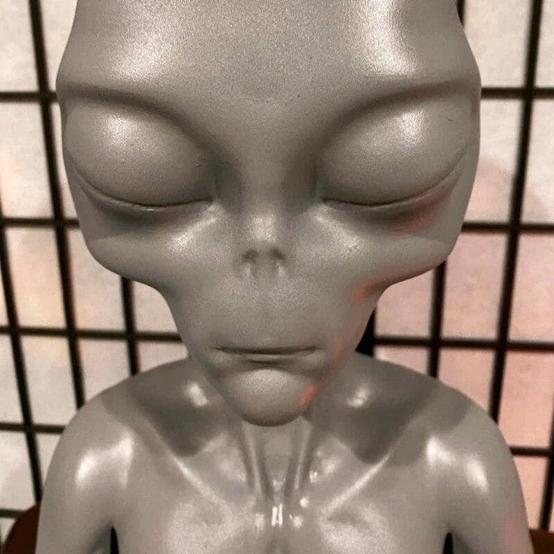 Meditating Alien Resin Statue Garden Ornament Best Art Decor for Indoor Outdoor Home or Office Promotion light grey